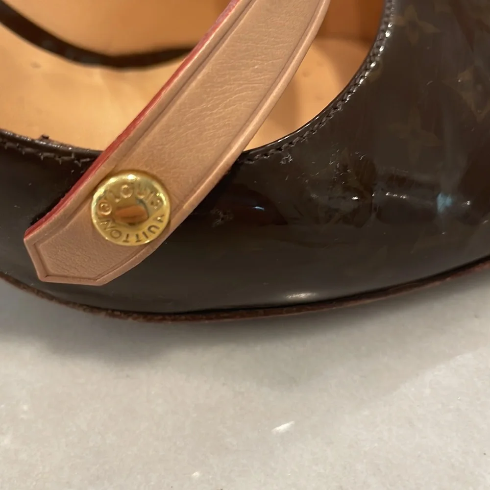 Louis Vuitton brown patent pumps with stacked wood heel and Mary jane strap. - Picture 4 of 7